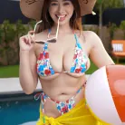 Chloe Surreal in 'The Heat is On'