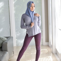 Adolescente anal con hijab