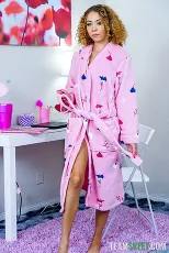 Allie Addison - El día libre de Allie Addison (lanzamiento de las características del reptil) | Picture (1)