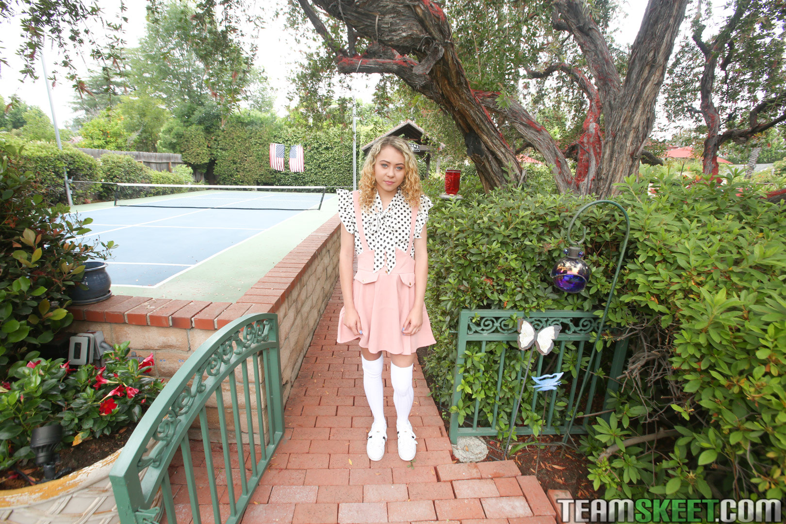 Tiny Bookworm Blonde