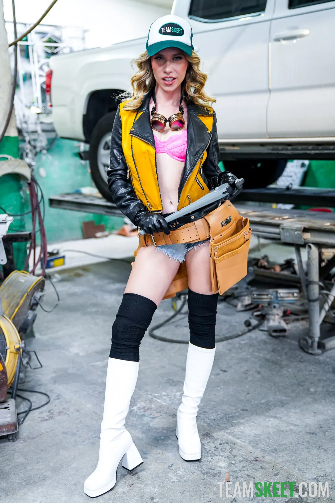 Anya Olsen - One Dirty Mechanic | Picture (1)