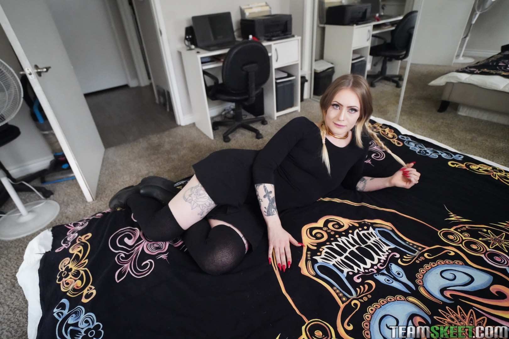 Hot Girls Welcome