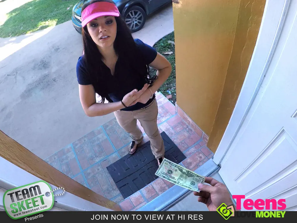 Kimber Woods - Delivery Girl Gets A Huge Tip | Picture (2)