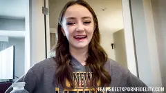 Maria Kazi - Linda pelirroja ruega por el creampie de papá | Picture (1)