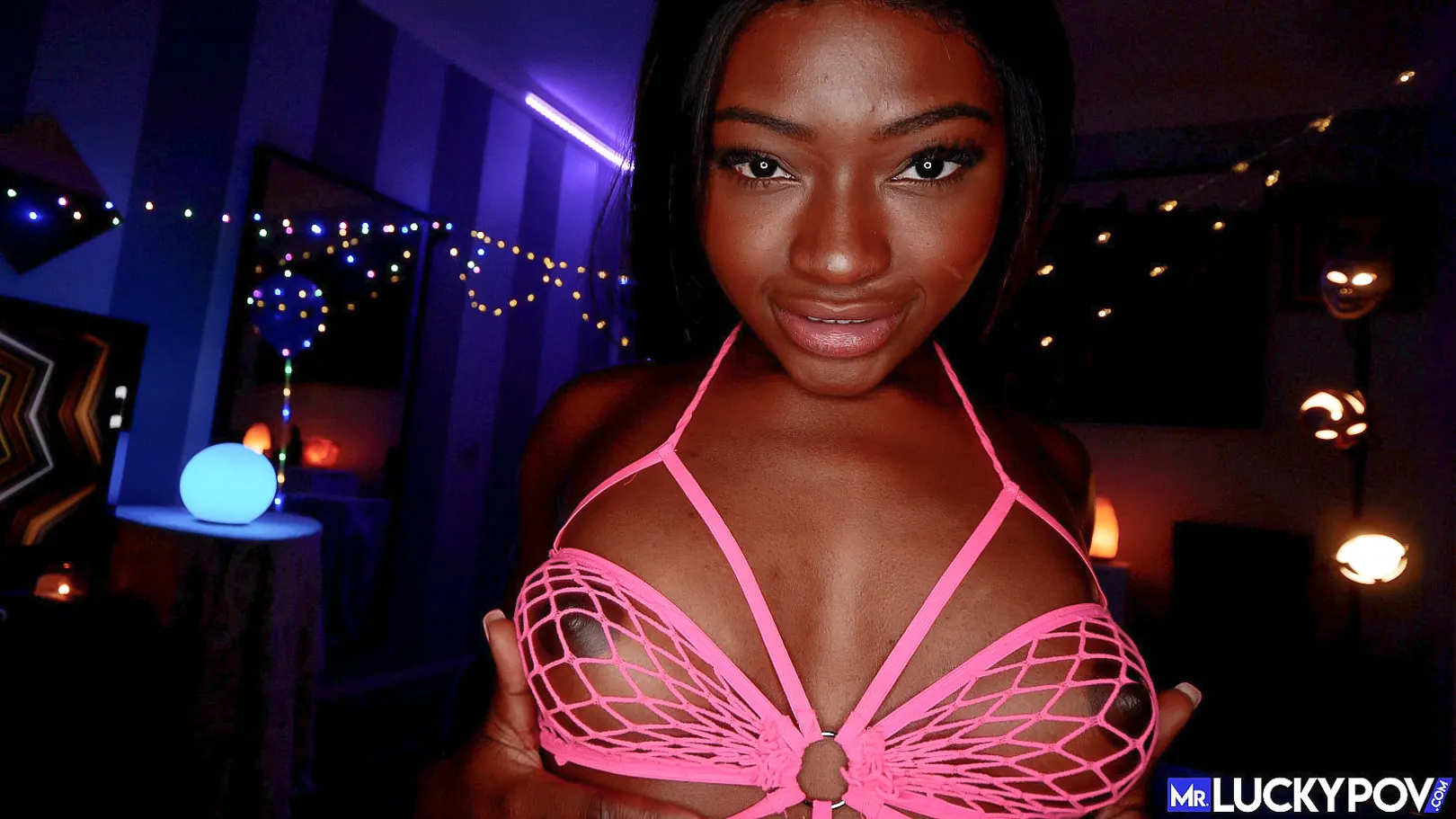 Noemie Bilas - Pink Fishnet Beauty | Picture (1)